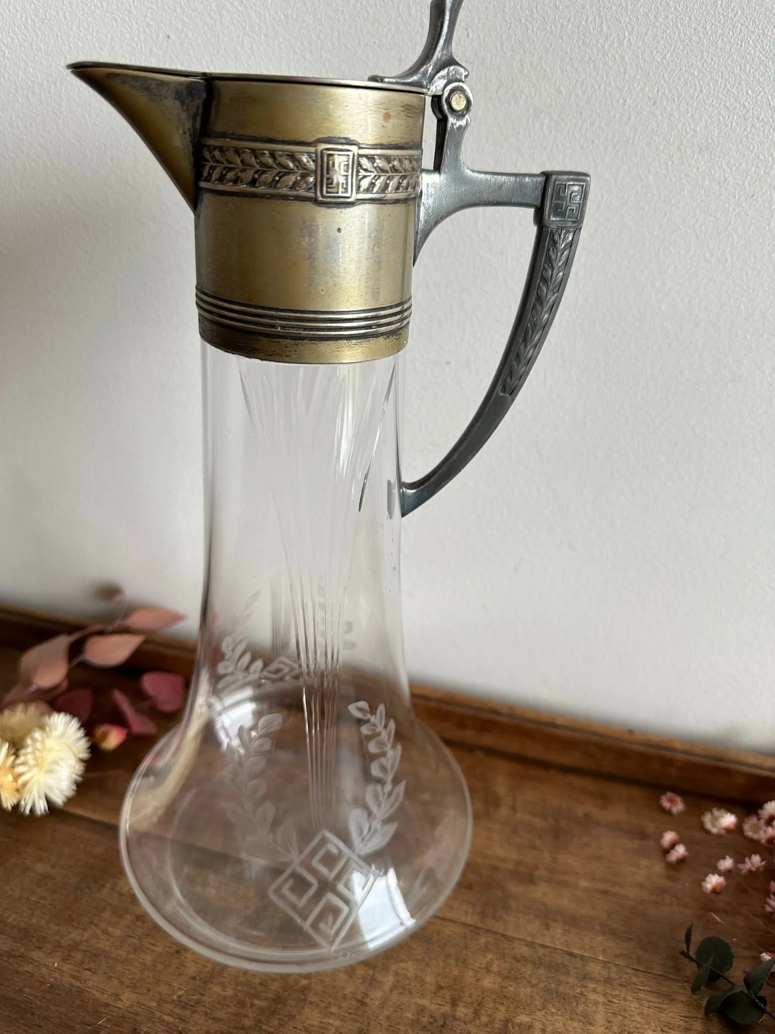 Carafe en cristal ciselé et métal argenté années 1910