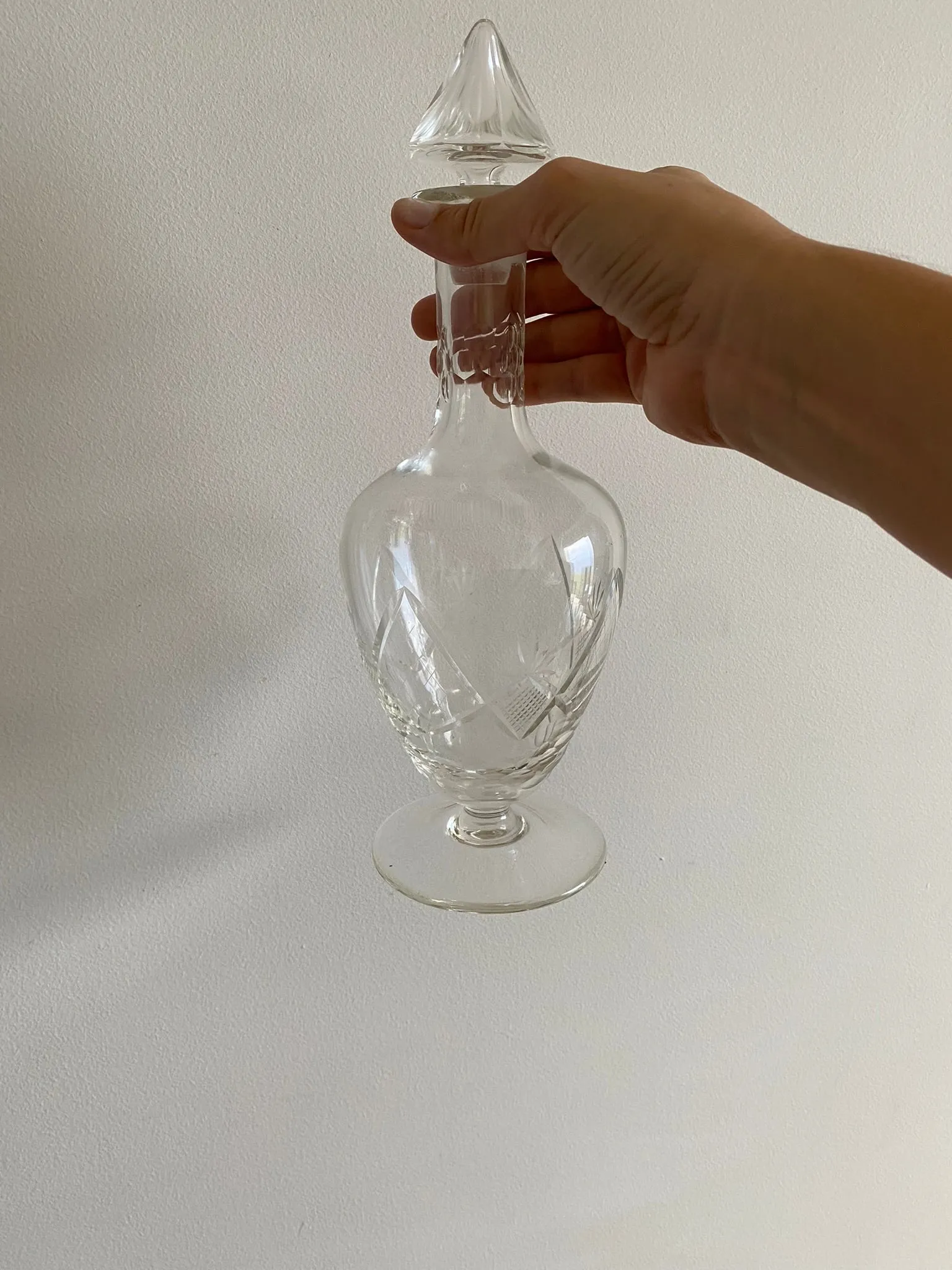 Carafe en cristal ciselé vintage pied large