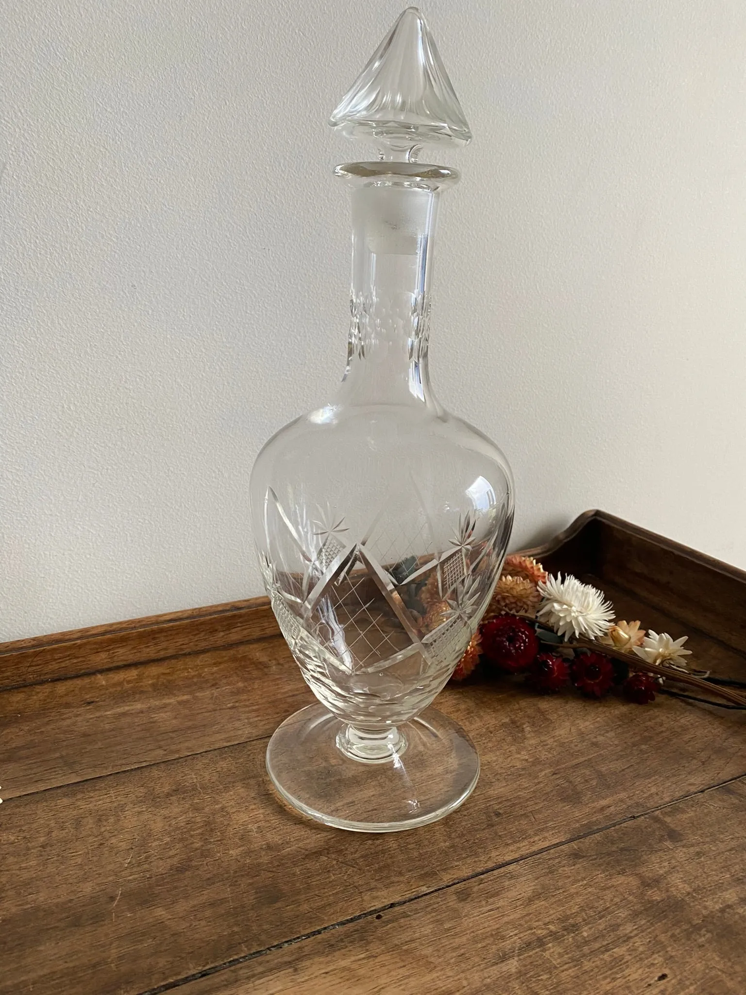 Carafe en cristal ciselé vintage pied large